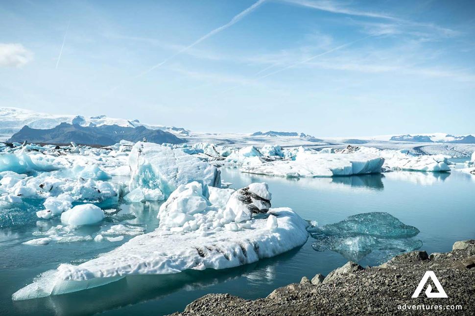 large icebergs floating in jokulsarlon large icebergs floating in jokulsarlon glacier lagoon